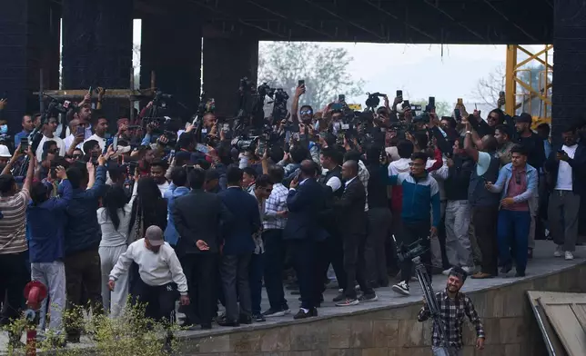 2026年3月26日周四，巴連德拉沙抵達尼泊爾加德滿都的聯邦議會，出席新當選眾議院議員的宣誓就職儀式，記者們蜂擁而上。(美聯社圖片/Niranjan Shrestha) AP圖片