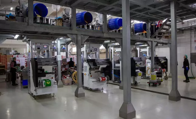 科索沃佩斯托夫村，維帕薯片廠生產線上的工人。AP圖片