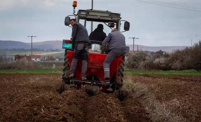 科索沃佩斯托夫村，佩斯托瓦公司農民乘坐拖拉機種植薯仔。AP圖片