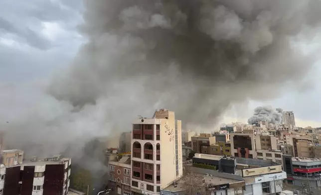 2026年3月2日星期一，伊朗德黑蘭上空兩次同步空襲的濃煙升起。(美聯社圖片/Mohsen Ganji) AP圖片