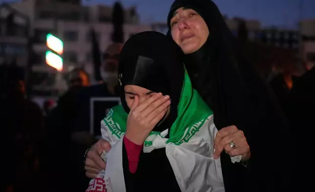 在國家電視台正式宣布伊朗最高領袖哈梅內伊死訊後，政府支持者於2026年3月1日星期日在伊朗德黑蘭舉行集會哀悼，其中一人身披伊朗國旗。(美聯社圖片/Vahid Salemi) AP圖片