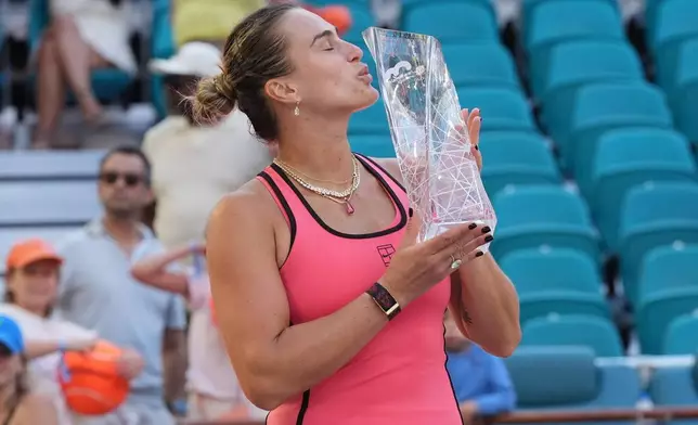 艾蓮娜莎芭蘭卡在佛羅里達州邁阿密花園舉行的2026年3月28日周六邁阿密公開賽女單決賽中奪冠後親吻獎盃。(美聯社圖片/Marta Lavandier) AP圖片
