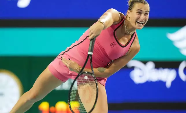 莎芭蘭卡在邁阿密公開賽網球賽四強賽中，向哈薩克球手莉芭堅娜（Elena Rybakina）發球。攝於2026年3月26日周四，佛羅里達州邁阿密花園。(美聯社圖片/Marta Lavandier) AP圖片