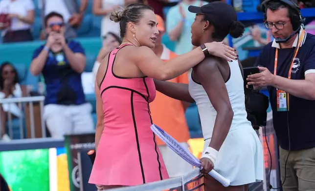 艾蓮娜莎芭蘭卡（左）與高芙在佛羅里達州邁阿密花園舉行的2026年3月28日周六邁阿密公開賽女單決賽結束後互相擁抱。(美聯社圖片/Marta Lavandier) AP圖片
