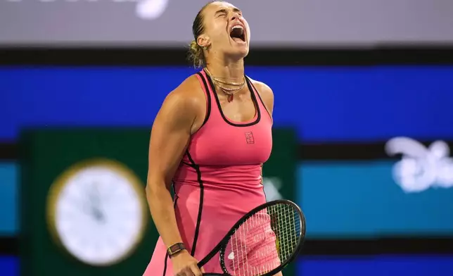 莎芭蘭卡（Aryna Sabalenka）在2026年3月26日周四於佛羅里達州邁阿密花園舉行的邁阿密公開賽網球賽準決賽中，擊敗哈薩克球手莉芭堅娜（Elena Rybakina）後作出反應。(美聯社圖片/Marta Lavandier) AP圖片
