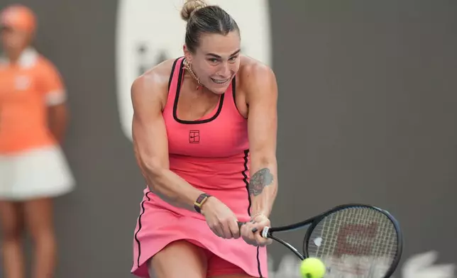 艾蓮娜莎芭蘭卡在佛羅里達州邁阿密花園舉行的2026年3月28日周六邁阿密公開賽女單決賽中，回擊高芙的來球。(美聯社圖片/Marta Lavandier) AP圖片