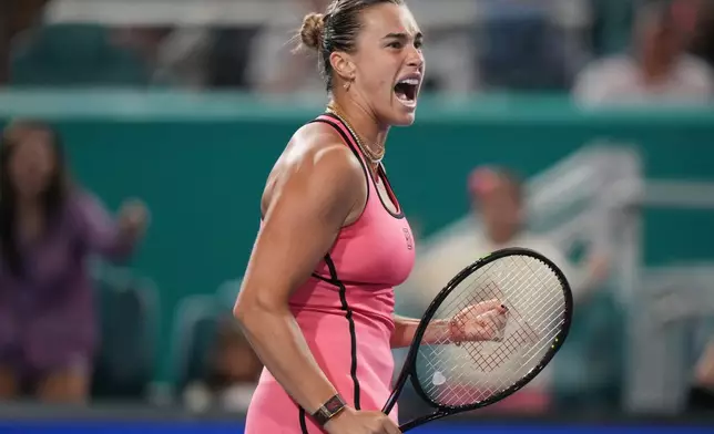 莎芭蘭卡在邁阿密公開賽網球賽四強賽中，擊敗哈薩克球手莉芭堅娜（Elena Rybakina）贏得首盤後作出反應。攝於2026年3月26日周四，佛羅里達州邁阿密花園。(美聯社圖片/Marta Lavandier) AP圖片