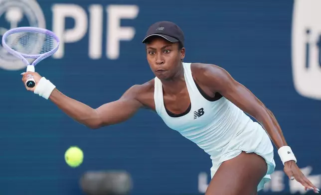 高芙在佛羅里達州邁阿密花園舉行的2026年3月28日周六邁阿密公開賽女單決賽中，回擊艾蓮娜莎芭蘭卡的來球。(美聯社圖片/Marta Lavandier) AP圖片