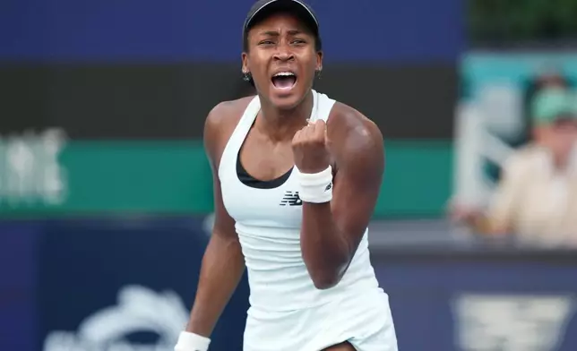 高芙在邁阿密公開賽網球賽四強賽中，擊敗捷克球手梅卓娃（Karolina Muchova）後慶祝得分。攝於2026年3月26日周四，佛羅里達州邁阿密花園。(美聯社圖片/Jim Rassol) AP圖片