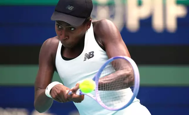 高芙（Coco Gauff）在2026年3月26日周四於佛羅里達州邁阿密花園舉行的邁阿密公開賽網球賽準決賽中，回擊捷克球手慕卓娃（Karolina Muchova）的來球。(美聯社圖片/Jim Rassol) AP圖片