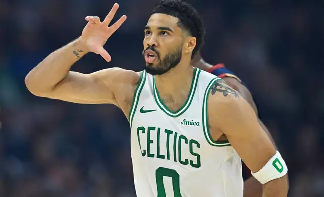 波士頓塞爾特人前鋒謝臣達頓在慶祝其三分球入網。AP圖片