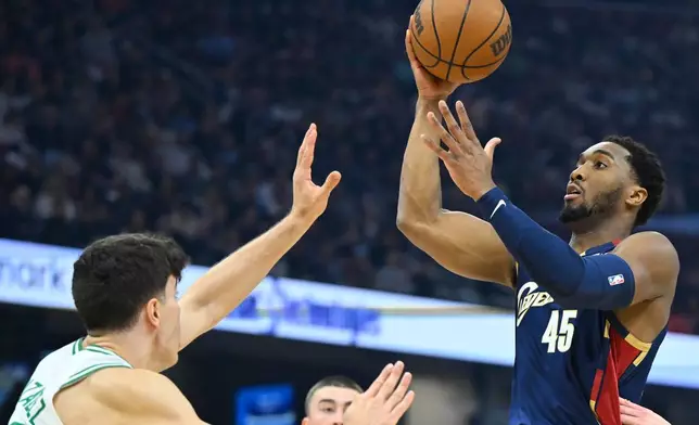 克里夫蘭騎士後衛多諾雲米曹（45號）運球切入籃下。 AP圖片