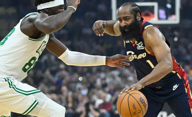 克里夫蘭騎士後衛占士夏登（1號）在波士頓塞爾特人中鋒尼米亞斯基達身旁運球。AP圖片