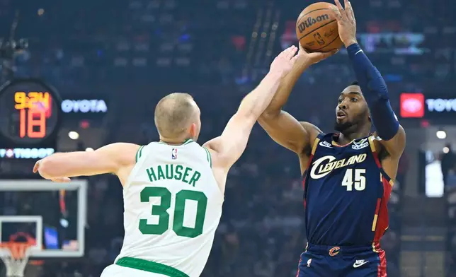 克里夫蘭騎士後衛多諾雲米曹（45號）在波士頓塞爾特人前鋒森侯沙（30號）身旁投籃。AP圖片