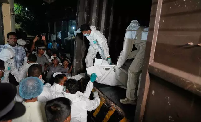 醫護人員在斯里蘭卡加勒（Galle），從車上卸下伊朗海軍「德納號」（IRIS Dena）軍艦沉沒後死亡的伊朗水兵遺體。該軍艦在斯里蘭卡領海外沉沒。攝於2026年3月4日週三。(美聯社圖片/Eranga Jayawardena) AP圖片