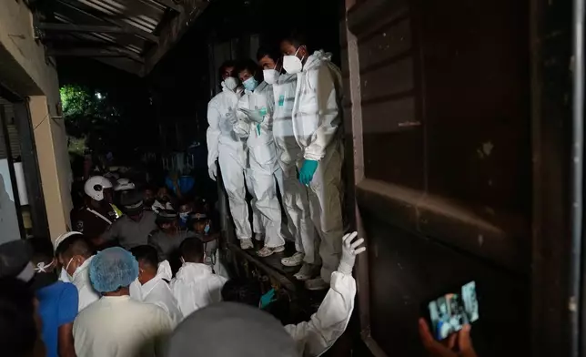 醫護人員在斯里蘭卡加勒（Galle），從車上卸下伊朗海軍「德納號」（IRIS Dena）軍艦沉沒後死亡的伊朗水兵遺體。該軍艦在斯里蘭卡領海外沉沒。攝於2026年3月4日週三。(美聯社圖片/Eranga Jayawardena) AP圖片