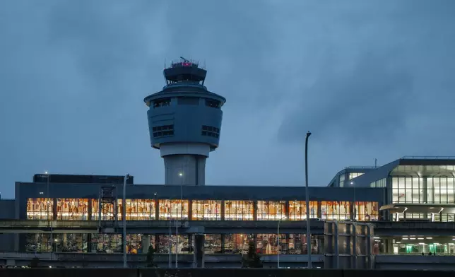 資料圖片：2025年11月8日（周六），紐約拉瓜迪亞機場的控制塔。 (美聯社圖片/Olga Fedorova) AP圖片