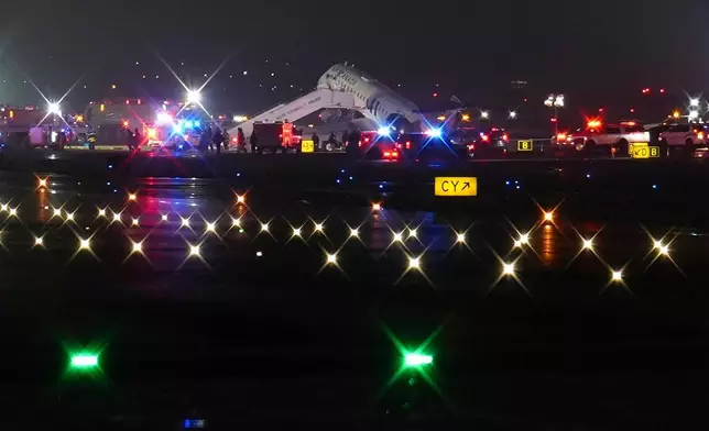 一架加拿大航空客機，周一（2026年3月23日）在紐約拉瓜迪亞機場跑道上，與一輛港務局車輛相撞後停泊。 (美聯社圖片/Ryan Murphy) AP圖片