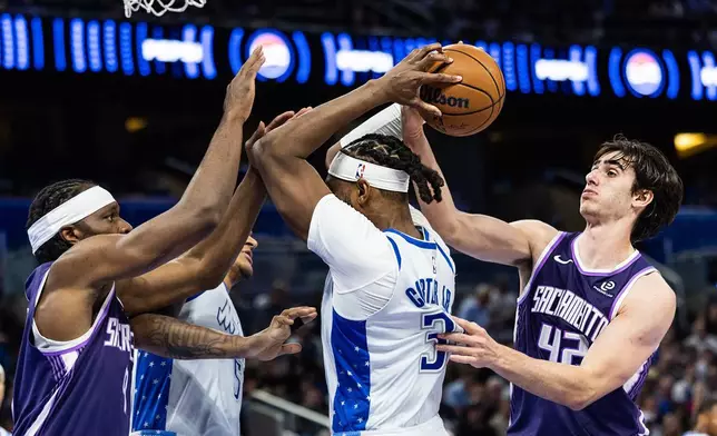 奧蘭多魔術（Orlando Magic）中鋒/前鋒溫德爾·卡特二世（Wendell Carter Jr.）（34號）與沙加緬度帝王（Sacramento Kings）中鋒馬克西姆·雷諾（Maxime Raynaud）（42號）爭奪籃球。AP圖片