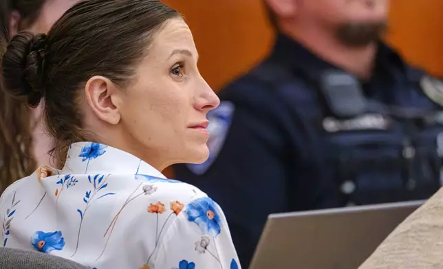 被告庫里·里欽斯（Kouri Richins）（左）被控於2022年3月毒殺其丈夫，周一（2026年3月16日）在猶他州帕克城（Park City）第三區法院（Third District Court）聽取結案陳詞。(美聯社圖片/David Jackson) AP圖片