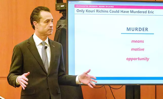 薩米特縣（Summit County）檢控官布拉德·布拉德沃思（Brad Bloodworth）周一（2026年3月16日）在猶他州帕克城（Park City）第三區法院（Third District Court），就庫里·里欽斯（Kouri Richins）被控於2022年3月毒殺其丈夫的案件，呈上州方的最終陳詞。(美聯社圖片/David Jackson) AP圖片