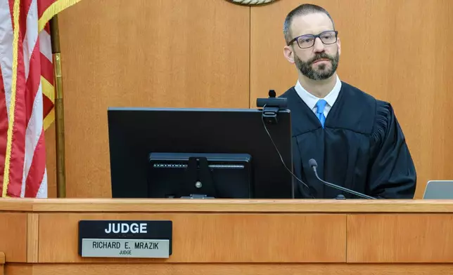 法官理查德·姆拉齊克（Richard Mrazik）周一（2026年3月16日）在猶他州帕克城（Park City）第三區法院（Third District Court），聽取庫里·里欽斯（Kouri Richins）被控於2022年3月毒殺其丈夫的案件結案陳詞。(美聯社圖片/David Jackson) AP圖片