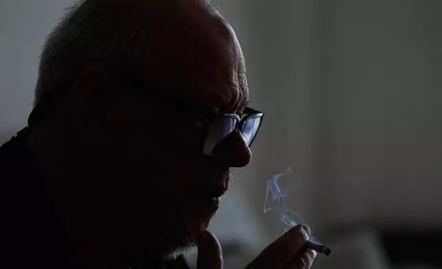 2026年3月13日周五，前陸軍下士兼前反顛覆狙擊手部隊指揮官胡安·曼努埃爾·吉勞德（Juan Manuel Giraud），在阿根廷布宜諾斯艾利斯（Buenos Aires）的公寓中點燃香煙。他因2022年被判在1976年軍事行動中殺害游擊隊成員，目前正居家服無期徒刑。 (美聯社圖片/娜塔莎·皮薩連科 Natacha Pisarenko) AP圖片