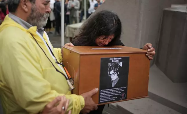 2026年3月5日周四，安娜·拉莫斯（Ana Ramos）在塔菲別霍（Tafi Viejo）公墓，抱著其兄長愛德華多·拉莫斯（Eduardo Ramos）的遺骸哭泣。愛德華多及其妻子艾莉西亞·塞羅塔（Alicia Cerrotta）於1976年遭阿根廷獨裁政權綁架並失蹤。 (美聯社圖片/維克多·R·凱瓦諾 Victor R. Caivano) AP圖片