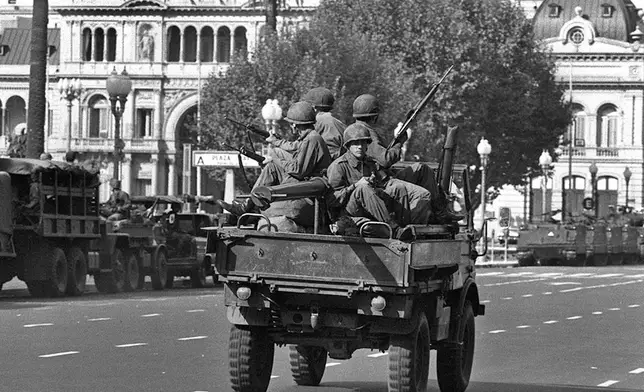 檔案圖片：1976年3月24日，阿根廷軍隊在布宜諾斯艾利斯（Buenos Aires）巡邏，此前一場軍事政變推翻了總統瑪麗亞·埃斯特拉·馬丁內斯（María Estela Martínez）。 (美聯社圖片/愛德華多·迪·拜亞 Eduardo Di Baia) AP圖片