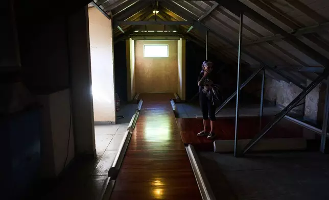 2026年3月18日周三，一名訪客走過阿根廷布宜諾斯艾利斯（Buenos Aires）ESMA（前海軍機械學校）的「capucha」區域。該處在軍事獨裁時期曾是非法拘留中心，囚犯在此被蒙頭及施以酷刑，現已改建為記憶空間與人權促進及捍衛博物館。 (美聯社圖片/羅德里戈·阿卜德 Rodrigo Abd) AP圖片