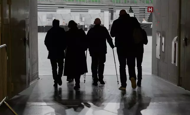 選民抵達斯洛文尼亞盧布爾雅那一個改建為投票站的體育館進行提前投票，攝於2026年3月18日周三。(美聯社圖片/Darko Bandic) AP圖片