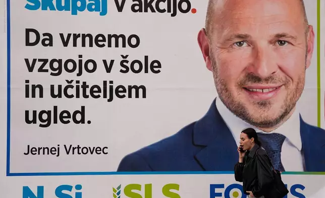 一名行人走過斯洛文尼亞盧布爾雅那的選舉海報，攝於2026年3月18日周三。(美聯社圖片/Darko Bandic) AP圖片