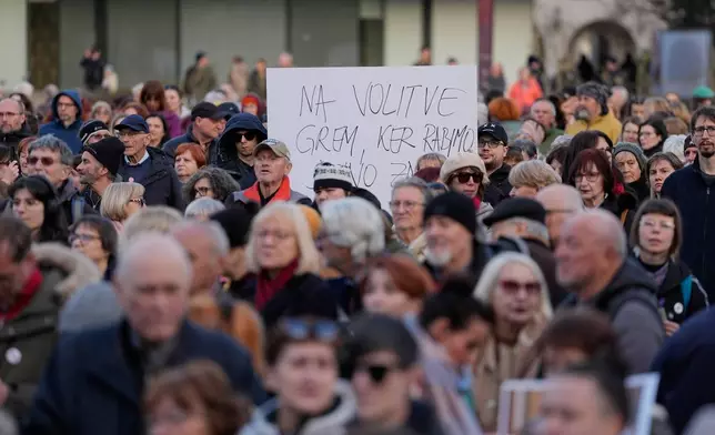 左翼示威者在斯洛文尼亞盧布爾雅那聚集在一幅呼籲人們投票的橫額周圍，譴責外國干預斯洛文尼亞選舉，攝於2026年3月20日周五。(美聯社圖片/Darko Bandic) AP圖片