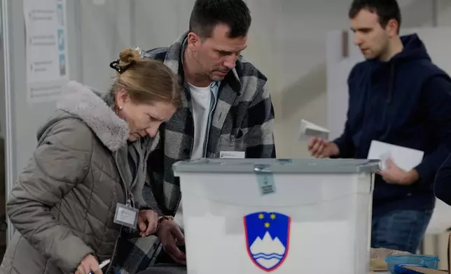 選舉委員會成員在斯洛文尼亞盧布爾雅那一個改建為投票站的體育館處理提前投票的選票，攝於2026年3月18日周三。(美聯社圖片/Darko Bandic) AP圖片