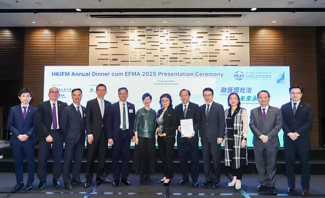 房協「駿發花園」獲頒香港設施管理學會「卓越設施管理獎（資助出售房屋項目組別）」最高殊榮的卓越大獎。房協行政總裁陳欽勉（右四）、總監（物業管理）潘源舫（右五）、助理總監（物業管理）楊展鵬（左四）等代表領獎。