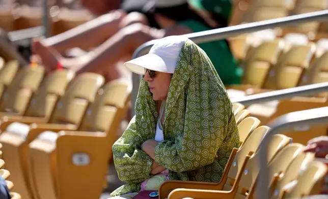 一名棒球球迷周二（2026年3月17日）在鳳凰城觀看芝加哥白襪隊對運動家隊的春季訓練棒球賽第四局時，試圖遮擋陽光。(美聯社圖片/Ross D. Franklin) AP圖片