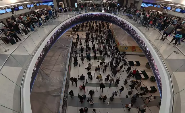 旅客在侯斯頓（Houston）佐治布殊洲際機場（George Bush Intercontinental Airport）的運輸安全管理局（Transportation Security Administration）安檢站排隊，攝於2026年3月26日周四（Thursday）。 (美聯社圖片/Lekan Oyekanmi) AP圖片