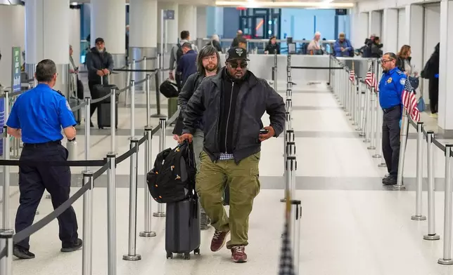旅客在波士頓（Boston）洛根國際機場（Logan International Airport）B航廈的運輸安全管理局（Transportation Security Administration）安檢站快速通過安檢通道，攝於2026年3月27日周五（Friday）。 (美聯社圖片/Robert F. Bukaty) AP圖片