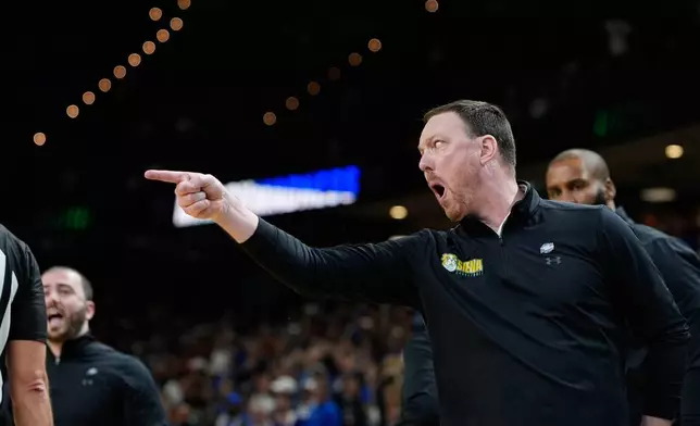 2026年3月19日周四，在南卡羅來納州格林維爾舉行的NCAA大學籃球錦標賽首圈賽事中，錫耶納主教練謝利麥克納馬拉在下半場作出手勢。（美聯社圖片/Brynn Anderson） AP圖片