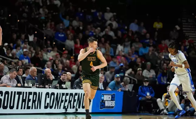 2026年3月19日周四，在南卡羅來納州格林維爾舉行的NCAA大學籃球錦標賽首圈賽事中，錫耶納後衛加雲杜迪（4號）在上半場得分後慶祝。（美聯社圖片/Brynn Anderson） AP圖片