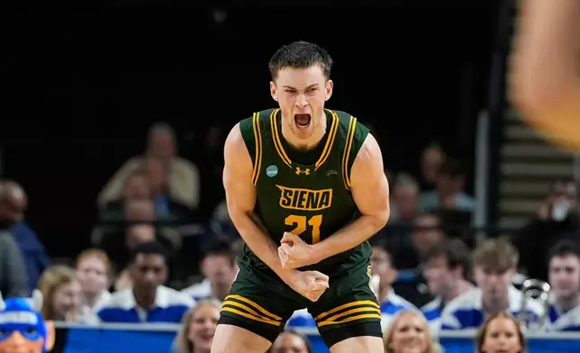 2026年3月19日周四，在南卡羅來納州格林維爾舉行的NCAA大學籃球錦標賽首圈賽事中，錫耶納前鋒布蘭登高爾（21號）在下半場得分後作出反應。（美聯社圖片/Brynn Anderson） AP圖片