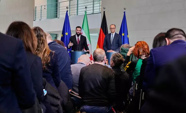 德國總理默茨（右）與敘利亞總統艾哈邁德沙拉於2026年3月30日周一在德國柏林出席記者會。(美聯社圖片/Markus Schreiber) AP圖片