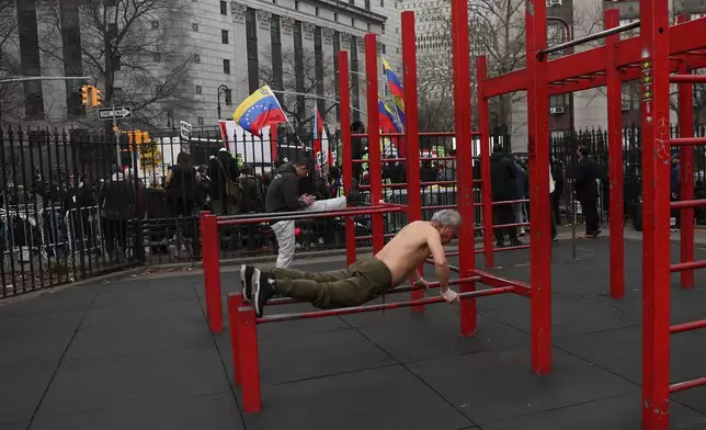 2026年3月26日周四，前委內瑞拉總統馬杜羅販毒案的預審聽證會前，人們在紐約曼哈頓聯邦法院外抗議，同時有人在哥倫布公園鍛煉。（美聯社圖片/Heather Khalifa） AP圖片