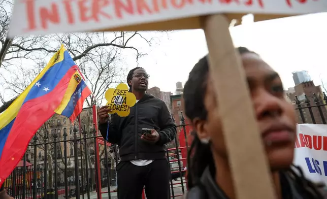 2026年3月26日周四，前委內瑞拉總統馬杜羅販毒案的預審聽證會前，示威者在紐約曼哈頓聯邦法院外抗議。（美聯社圖片/Heather Khalifa） AP圖片