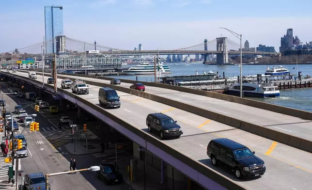 2026年3月26日周四，前委內瑞拉總統馬杜羅販毒案的預審聽證會後，載著馬杜羅的車隊駛離紐約曼哈頓聯邦法院，沿富蘭克林羅斯福大道行駛。（美聯社圖片/Seth Wenig） AP圖片