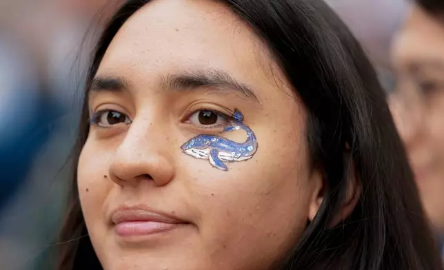 周日（2026年3月22日），一名示威者在智利聖地亞哥參與世界水日遊行，要求加強環境保護及動物福利。(美聯社圖片/Esteban Felix) AP圖片