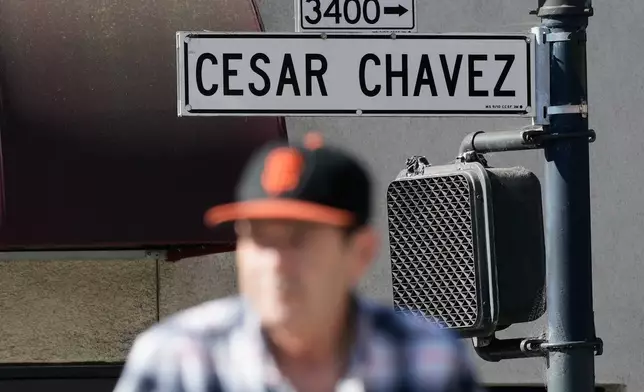 2026年3月18日周三，一名行人在三藩市（San Francisco）施薩查韋斯街（César Chavez Street）路牌下方走過。(美聯社圖片/Jeff Chiu) AP圖片