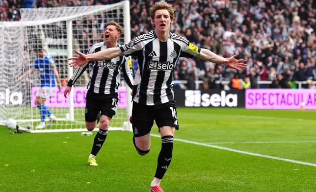 紐卡素（Newcastle）球員安東尼哥頓（Anthony Gordon）在2026年3月22日周日，於英格蘭泰恩河畔紐卡素聖占士公園（St James' Park）外舉行的英超（Premier League）賽事中，慶祝為球隊射入首個入球。(美聯社圖片/Owen Humphreys/PA) AP圖片