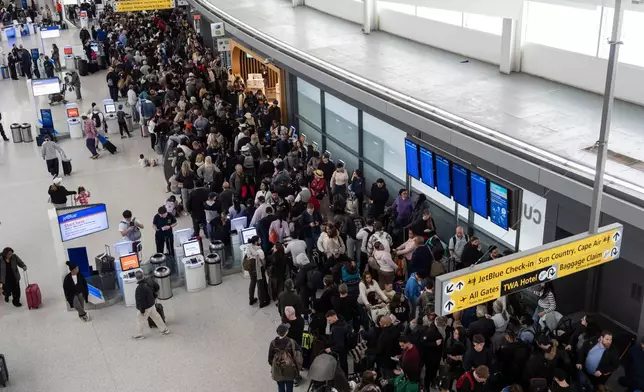 2026年3月22日周日，紐約甘迺迪國際機場，旅客在運輸安全管理局（TSA）的安檢隊伍中等候。(美聯社圖片/Yuki Iwamura) AP圖片