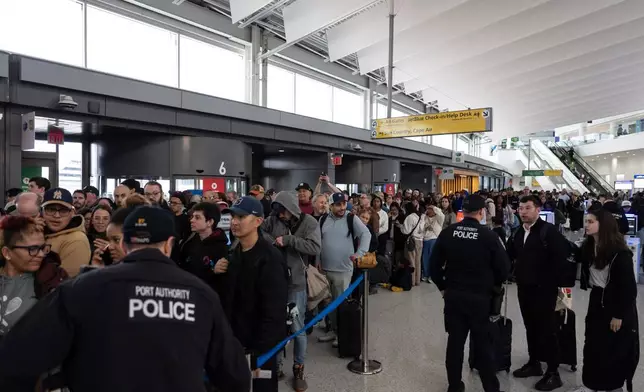 2026年3月22日周日，紐約甘迺迪國際機場，旅客在運輸安全管理局（TSA）的安檢隊伍中等候。(美聯社圖片/Yuki Iwamura) AP圖片